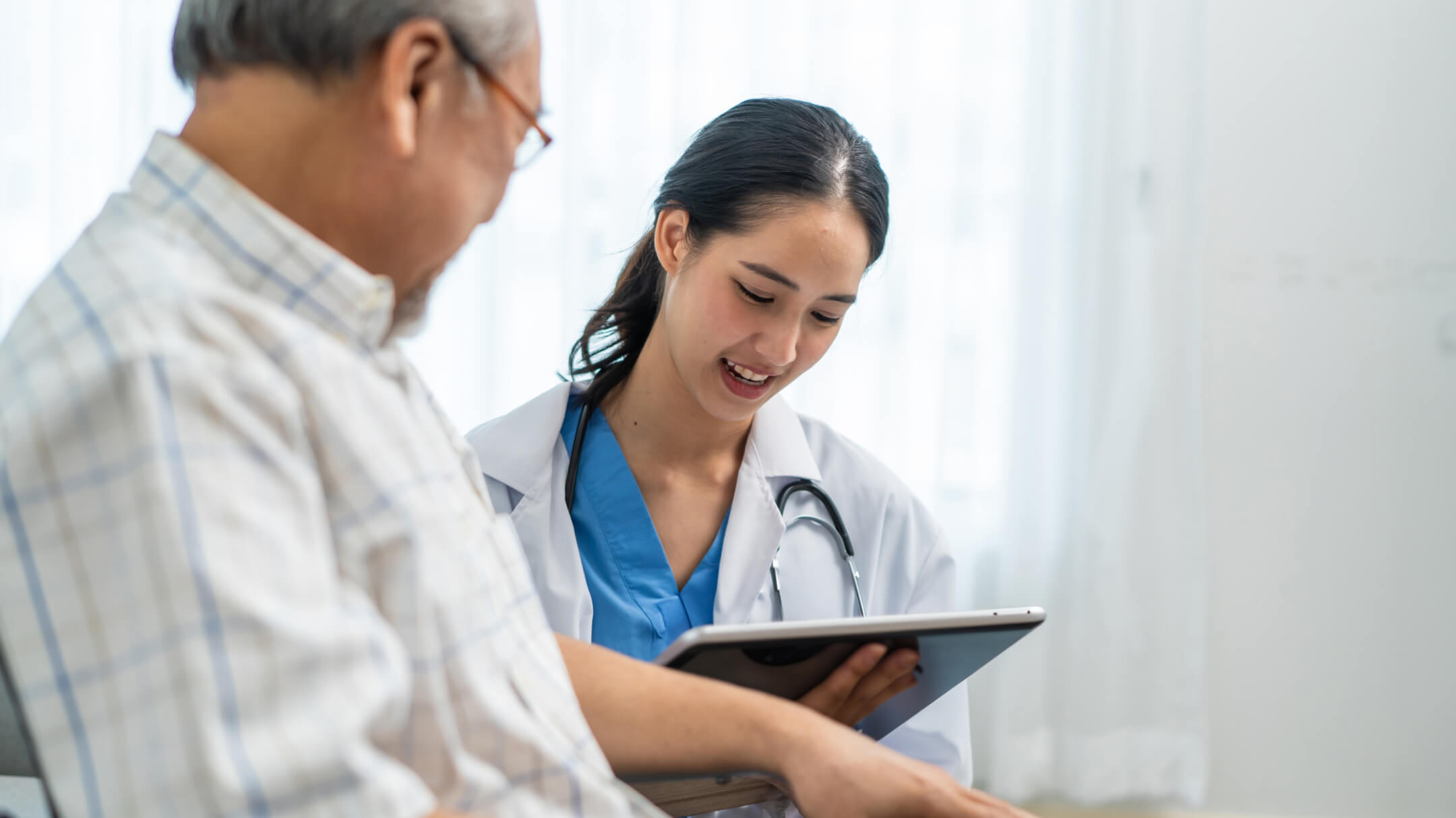 Physician using technology to provide patient access to their health information, real-time view of personalized health care plan 