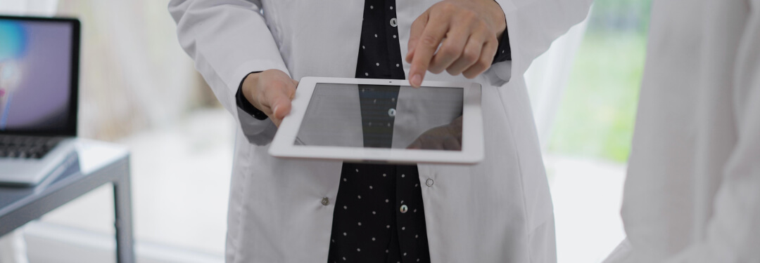Physician shows patient their chart information after using athenaOne Chart Assist.