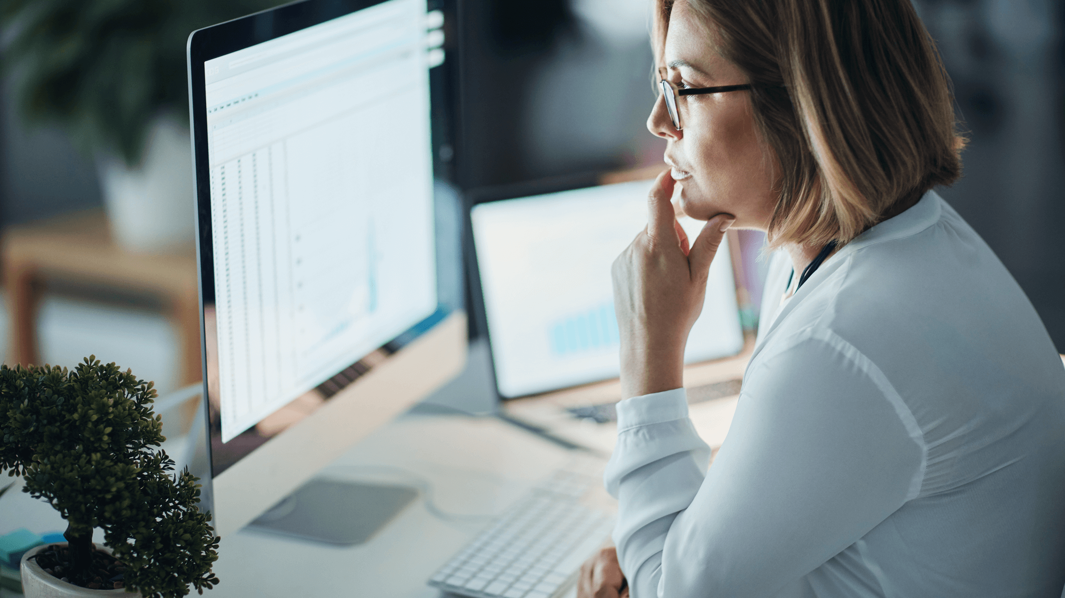 Clinician reviewing AI-powered reporting and analytics RCM insights in athenaOne.