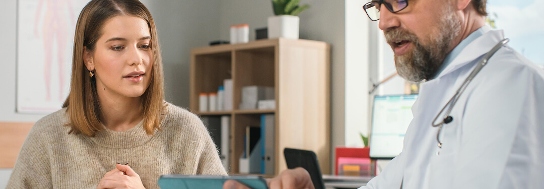 Doctor shows their patient insights in the chart after using athenaOne Chart Assistant for pre-encounter summarization.