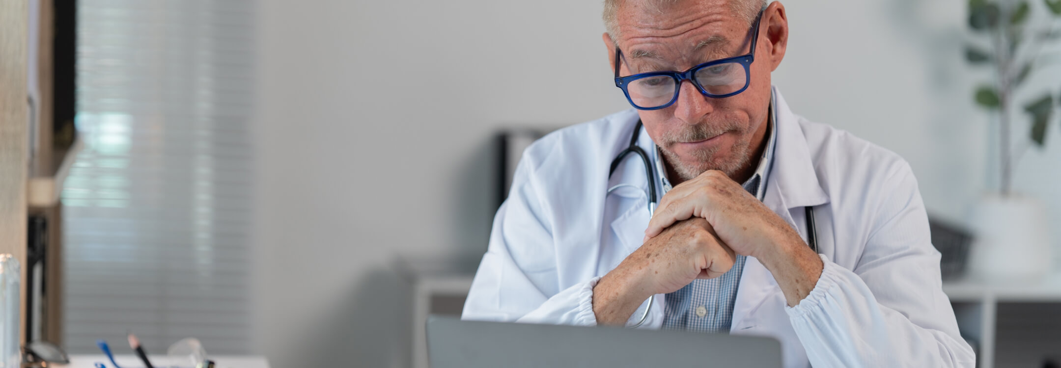 Clinician looking at an AI-generated summary in the patient chart to assist documentation.
